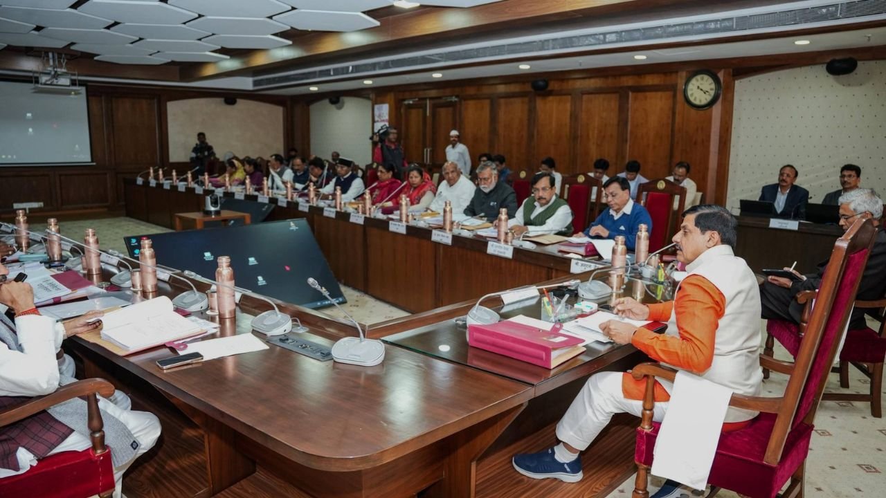 MP Cabinat : मोहन कैबिनेट की बैठक में लिए गए अहम फैसले, सड़क और 1200 ब्रिज निर्माण पर 17 हजार करोड़ से अधिक खर्च, 2 सिंचाई परियोजनाओं को मिली मंजूरी