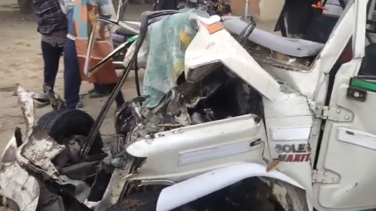 UP Accident : बिजनौर में वैन और कंटेनर की टक्कर, दो युवकों की मौके पर मौत
