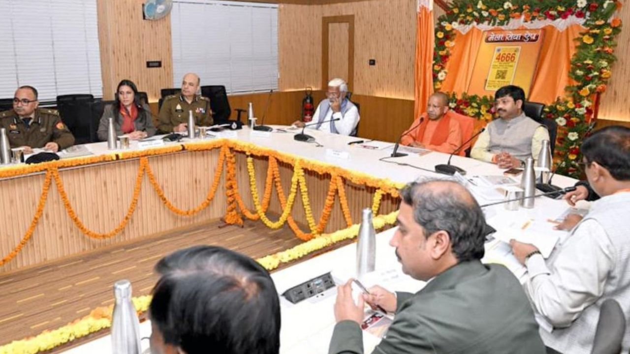 UP News : प्रयागराज पहुंचे सीएम योगी, अफसरों के साथ की समीक्षा बैठक, माघ मेला सर्विस ऐप किया लॉन्च