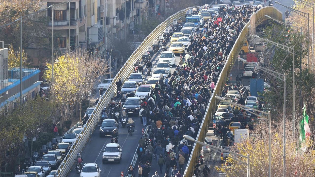 Iran Protest: ईरान में और बिगड़े हालात, क्राउन प्रिंस ने दिया शहरों पर कब्जे का आदेश, तेहरान में 217 लोगों की मौत
