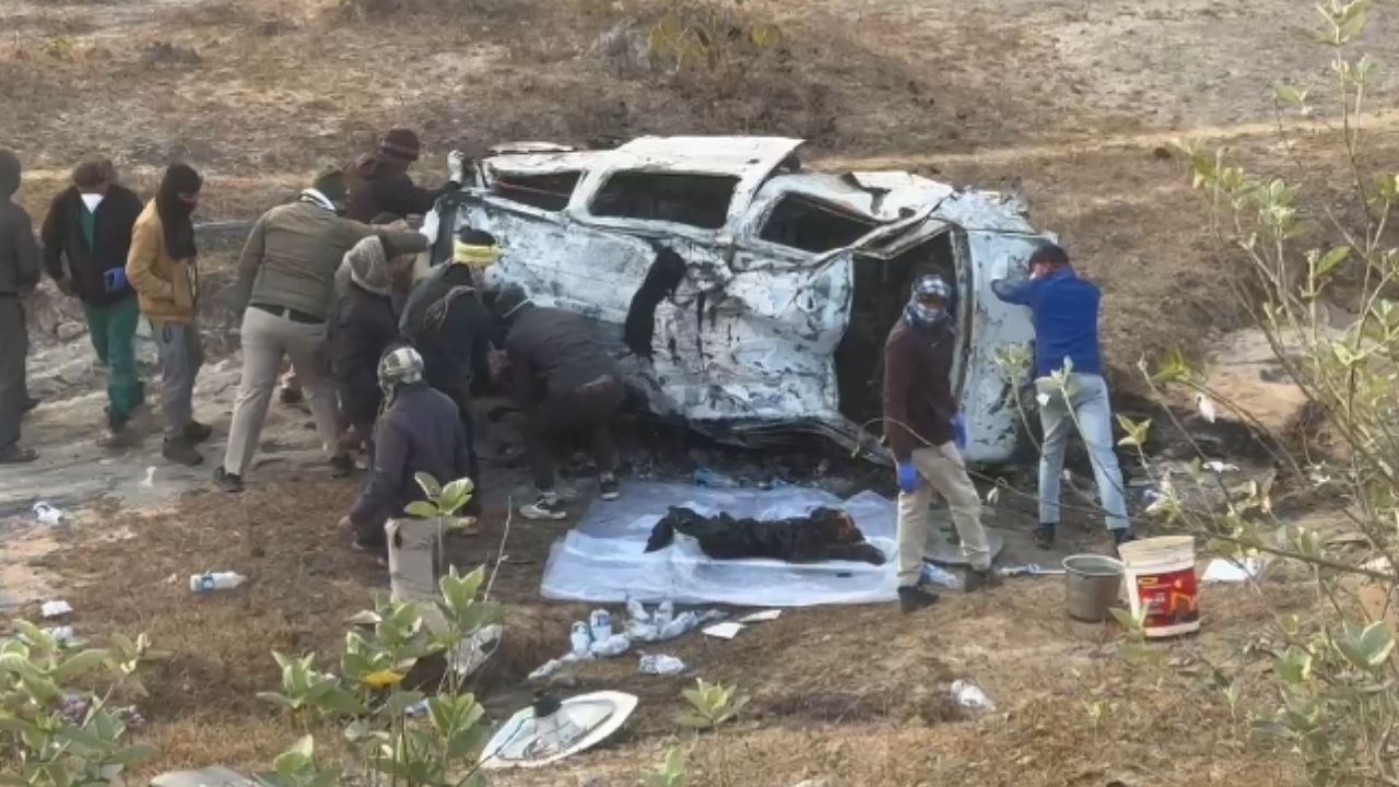 CG Accident : अनियंत्रित होकर गहरी खाई में गिरी कार, दो युवकों की जलकर दर्दनाक मौत
