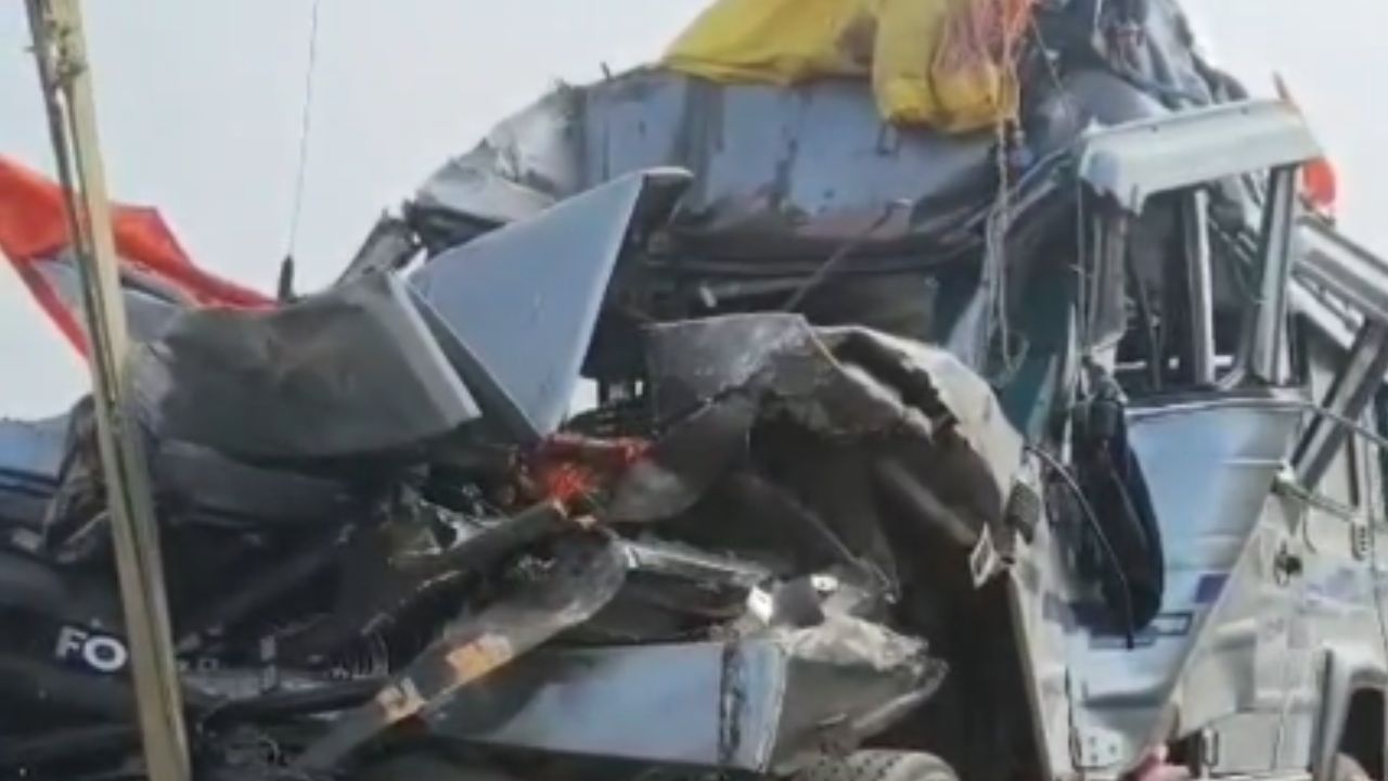 MP Accident : उज्जैन में टेंपो ट्रैक्स-ट्राले की टक्कर, 3 लोगों की मौत, 3 गंभीर रूप से घायल
