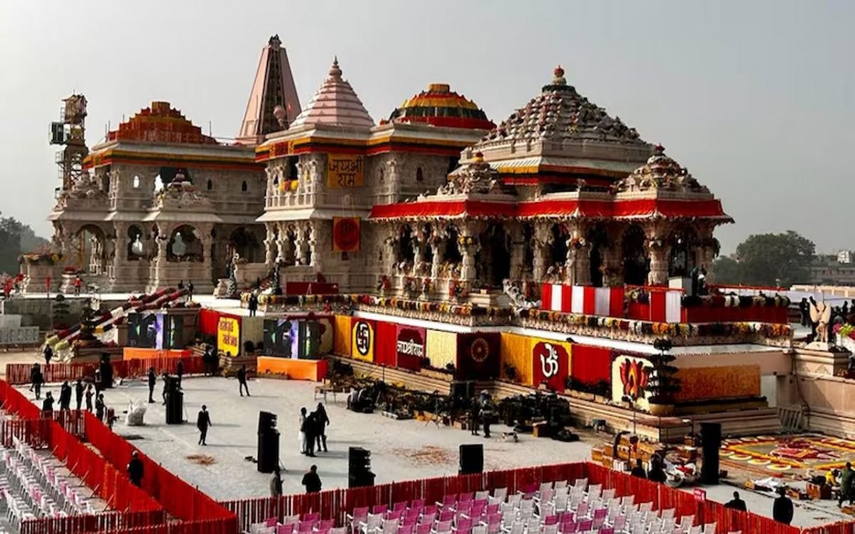 Ayodhya: अयोध्या राम मंदिर में नमाज पढ़ने की कोशिश, पुलिस ने हिरासत में लिया गया युवक
