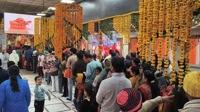 UK: उत्तराखंड में नववर्ष की धूम: मंदिरों में उमड़ी भक्तों की भीड़, CM धामी ने दी बधाई 2 image