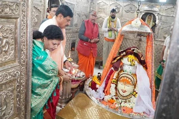 MP: श्रीमहाकालेश्वर मंदिर में मुख्यमंत्री डॉ. मोहन यादव ने सपत्नीक मकर संक्रांति पर्व पर की पूजा, प्रदेश के विकास, शांति एवं समृद्धि की कामना की