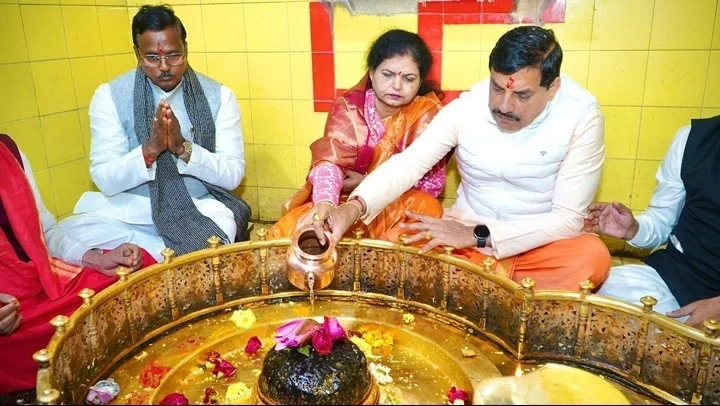 MP: सीएम डॉ. मोहन यादव ने बृहस्पति मंदिर में सपत्नीक पूजा-अर्चना की, टी स्टॉल पर लोकल्स के साथ ली चाय की चुस्की