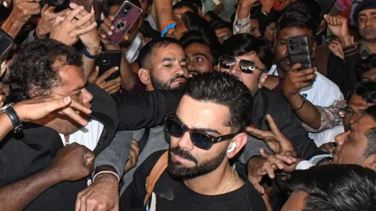 Virat Kohli : वडोदरा एयरपोर्ट पर विराट की एक झलक के लिए पागल हुए फैंस, भारी भीड़ में फंसे कोहली; VIDEO वायरल