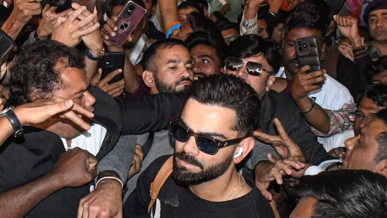Virat Kohli : वडोदरा एयरपोर्ट पर विराट की एक झलक के लिए पागल हुए फैंस, भारी भीड़ में फंसे कोहली; VIDEO वायरल