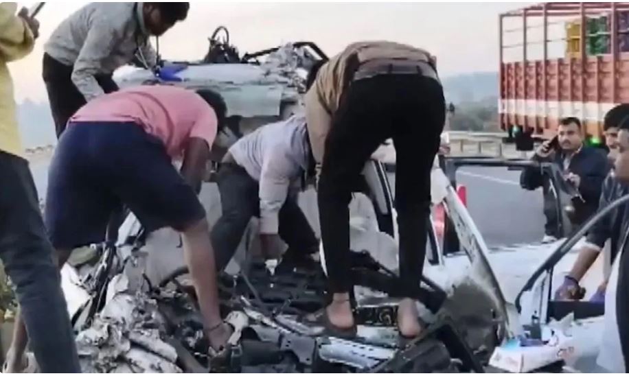 Accident: बास कैंटर, कार और बाइक की भीषण टक्कर, 7 लोगों की मौत