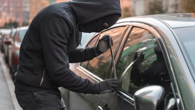 Raipur City Crime FCI officer who had come to register land stole Rs 38 lakh from his car, accused arrested