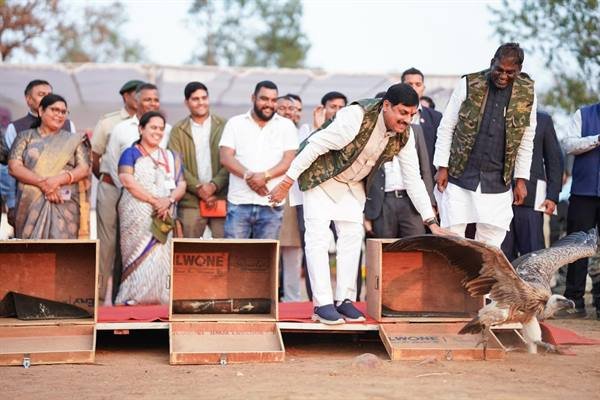 MP News : पारिस्थितिकी तंत्र में सहयोगी पशु पक्षियों के संरक्षण के लिए राज्य सरकार प्रतिबद्ध: मुख्यमंत्री डॉ. मोहन यादव