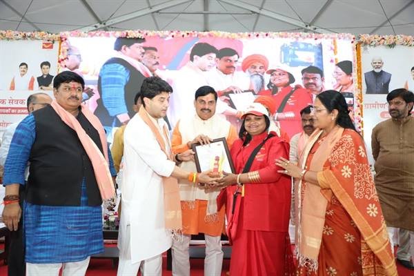 MP News : महाकाल–ओंकारेश्वर प्रसादी अब डाक से घर-घर, उज्जैन में पोस्टल सेवा का शुभारंभ और डाक नायकों का किया सम्‍मान
