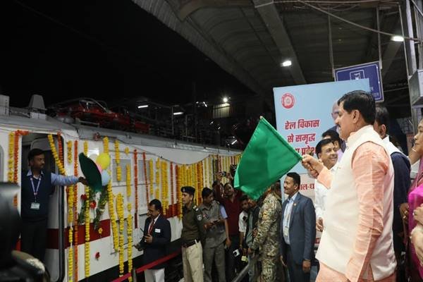 MP News : मुख्यमंत्री डॉ. मोहन यादव ने नई ट्रेन भोपाल-धनबाद-चौपन एक्सप्रेस को दिखाई हरी झंडी