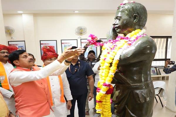 MP News : अमर शहीद चंद्रशेखर आज़ाद की 95वीं पुण्य तिथि पर मुख्यमंत्री डॉ. मोहन यादव ने प्रतिमा पर माल्यार्पण कर किया नमन