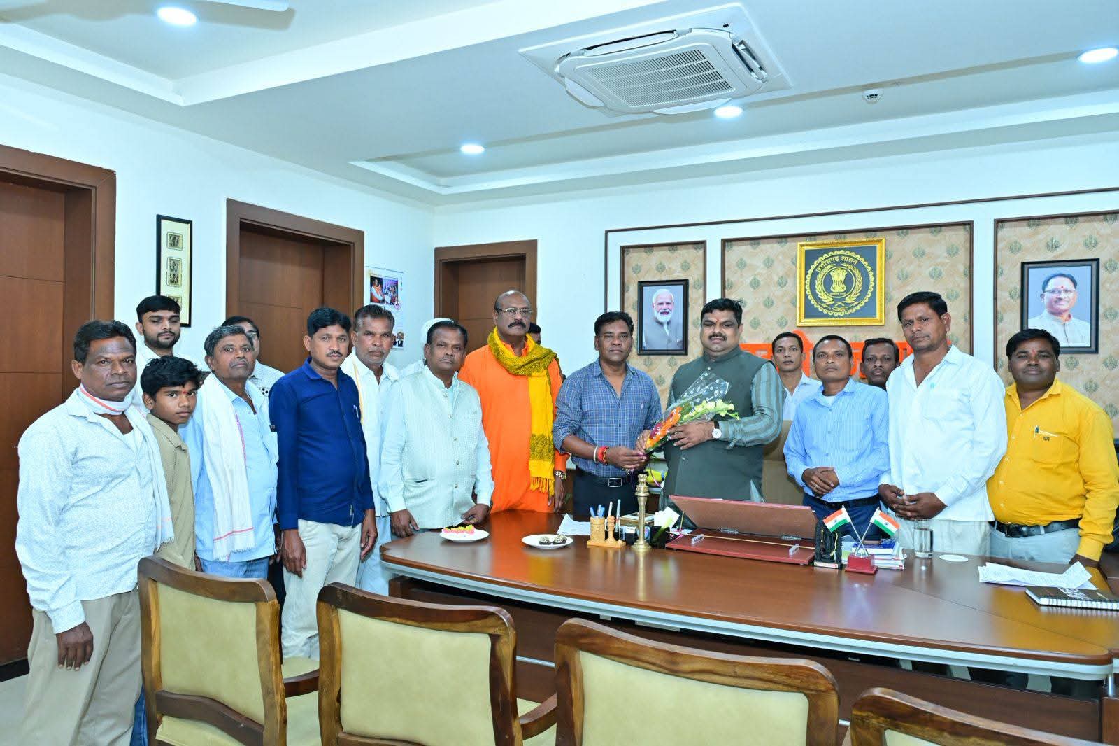 CG News: महासमुंद यादव समाज के प्रतिनिधियों ने मंत्री गजेंद्र यादव से की सौजन्य भेंट, सामाजिक विषयों पर हुई चर्चा