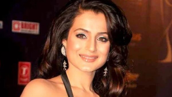 Amisha Patel : मुरादाबाद कोर्ट का अमीषा पटेल के खिलाफ गैर-जमानती वारंट, 2017 के इवेंट विवाद में सख्ती