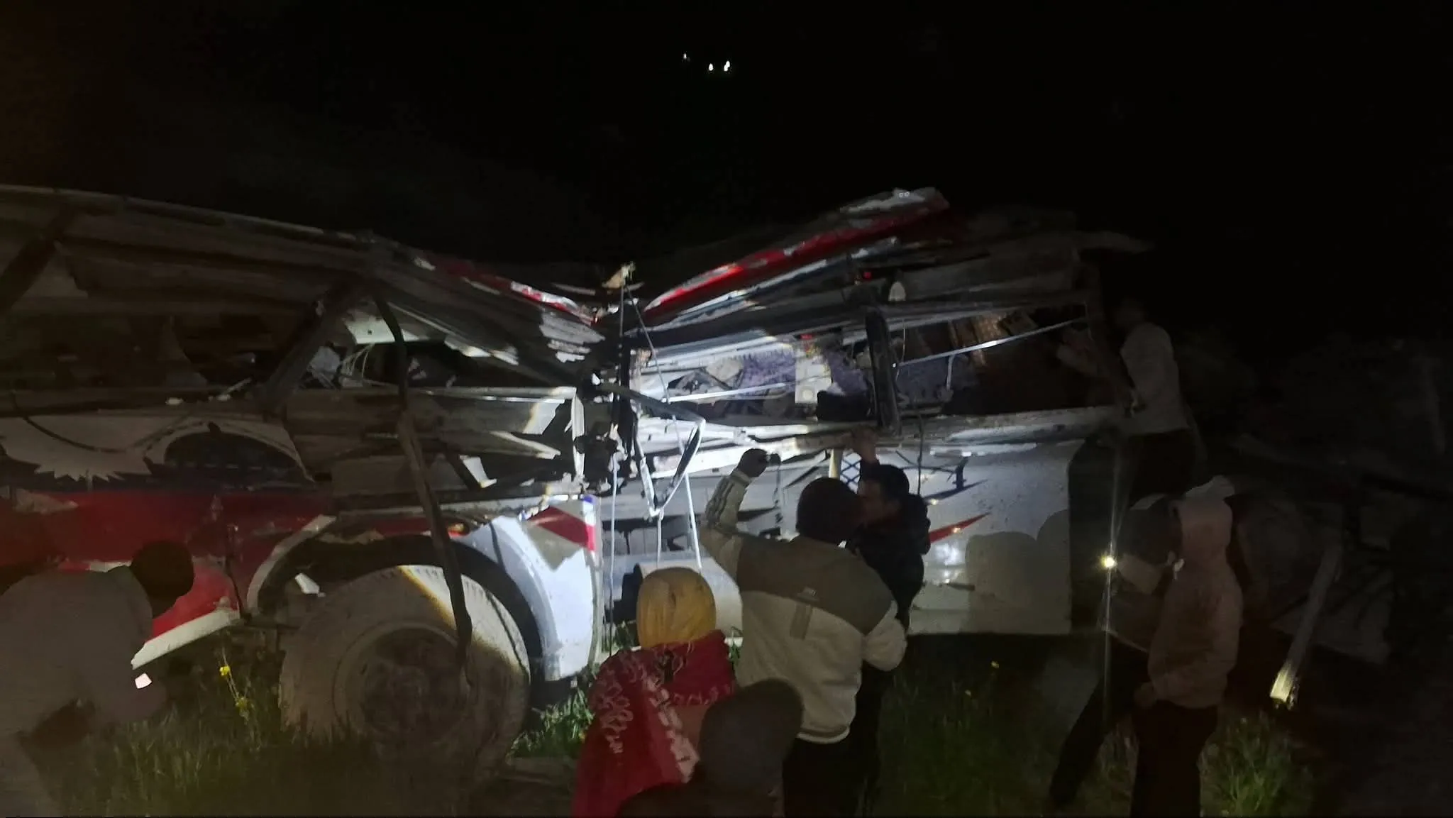 Accident : उत्तराखंड-नेपाल सीमा पर बरातियों से भरी बस खाई में गिरी, 13 की मौत और 34 घायल Accident : उत्तराखंड-नेपाल सीमा पर बरातियों से भरी बस खाई में गिरी, 13 की मौत और 34 घायल