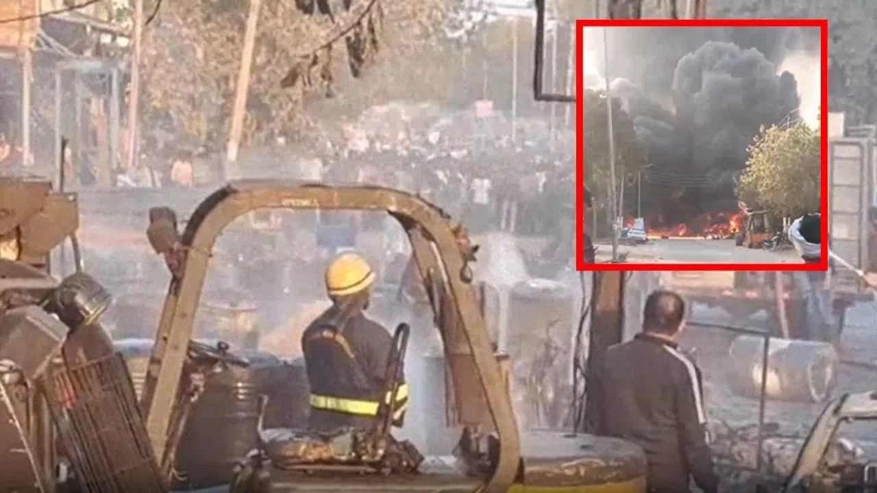 Faridabad Factory Blast : फरीदाबाद की फैक्ट्री में ब्लास्ट, पुलिसकर्मियों समेत 35 लोग झुलसे, सड़क पर खड़ी गाड़ियां जलीं Faridabad Factory Blast : फरीदाबाद की फैक्ट्री में ब्लास्ट, पुलिसकर्मियों समेत 35 लोग झुलसे, सड़क पर खड़ी गाड़ियां जलीं