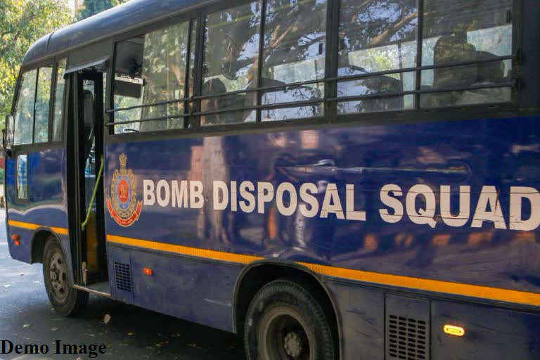 Bomb Threat: दिल्ली-एनसीआर में तीन स्कूलों को बम की धमकी, खाली कराए गए परिसर, जांच जारी Bomb Threat: दिल्ली-एनसीआर में तीन स्कूलों को बम की धमकी, खाली कराए गए परिसर, जांच जारी