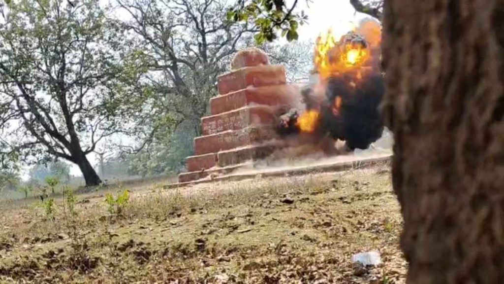 CG News : नक्सलियों के ‘गढ़’ गोगुंडा पहाड़ पर सुरक्षाबलों का कब्जा, टॉप कमांडर रमन्ना का 20 फीट ऊंचा स्मारक ध्वस्त CG News : नक्सलियों के ‘गढ़’ गोगुंडा पहाड़ पर सुरक्षाबलों का कब्जा, टॉप कमांडर रमन्ना का 20 फीट ऊंचा स्मारक ध्वस्त
