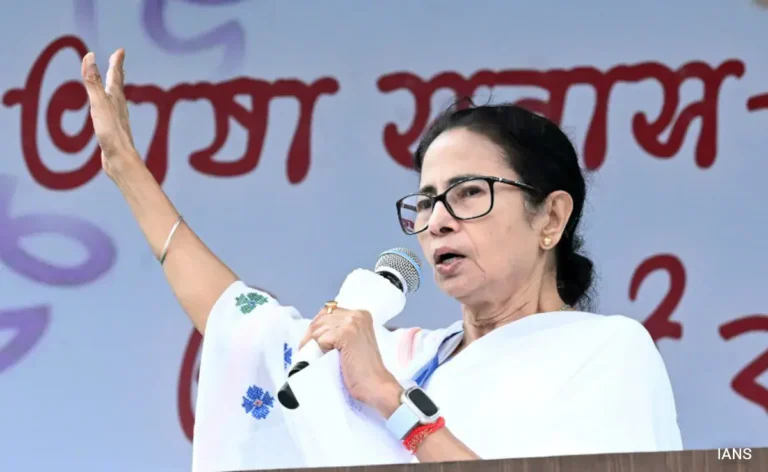 West Bengal Assembly Elections: बंगाल में ‘एकला चलो’ की राह पर TMC, ममता दीदी का ऐलान- विधानसभा चुनाव में बिना गठबंधन उतरेगी पार्टी, कांग्रेस को झटका