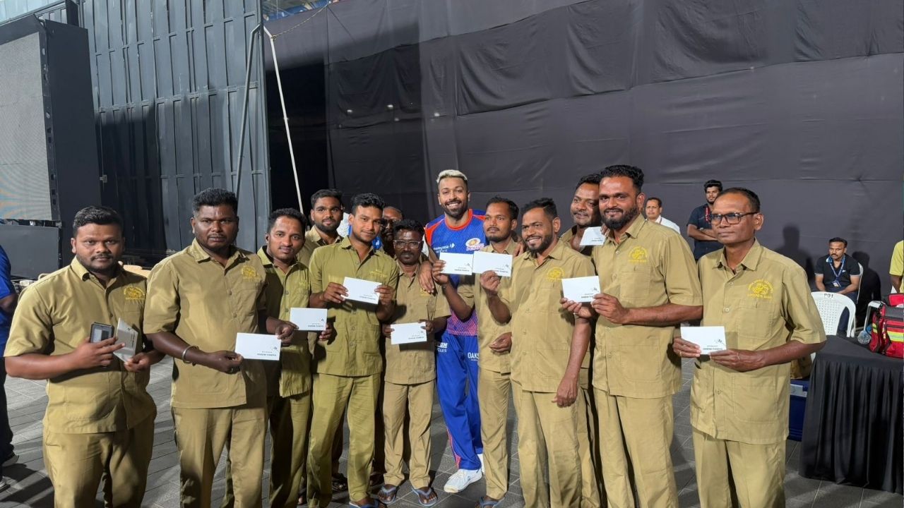 IPL 2026 से पहले हार्दिक पंड्या ने वानखेड़े ग्राउंड स्टाफ को बांटे 10- 10 लाख के चेक, जानें वजह
