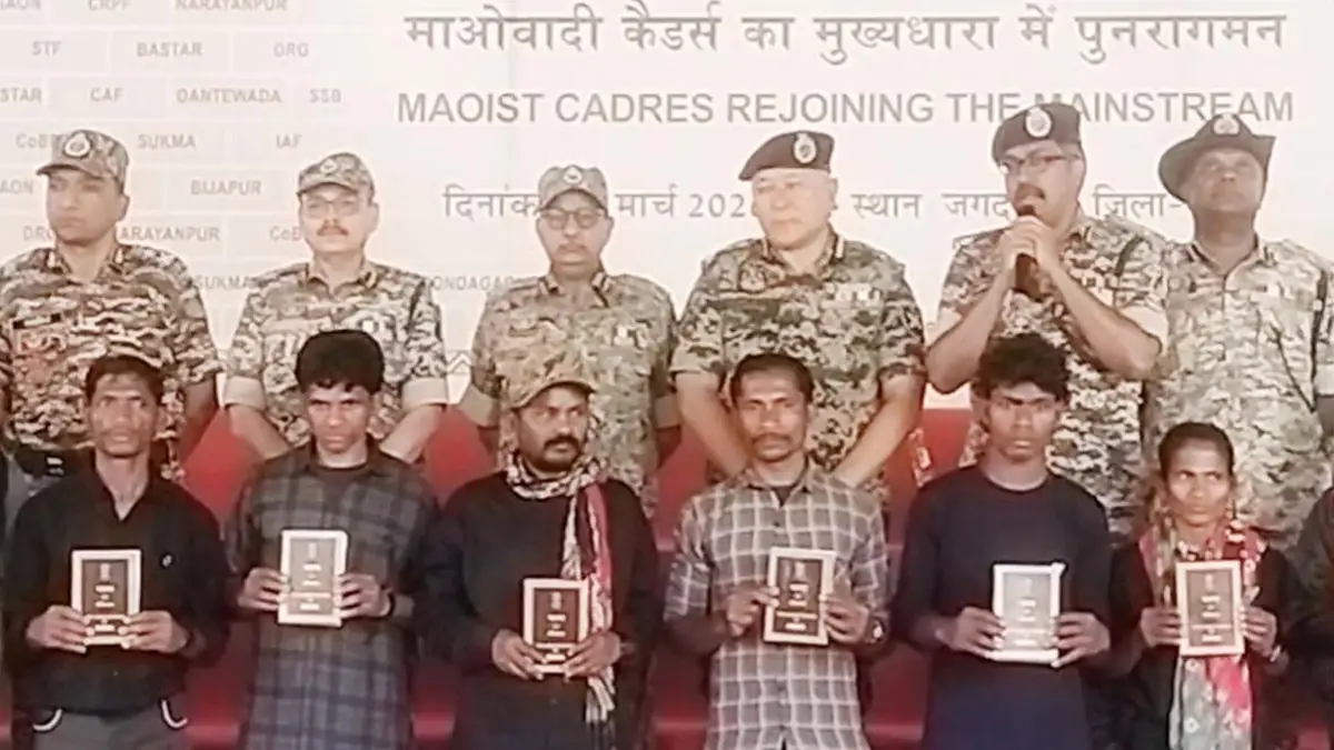 CG News : पापा राव मीडिया के सामने किया गया पेश : हथियार और कारतूसों के जखीरे दिखाए, DGP ने संविधान की प्रतियां देकर किया स्वागत