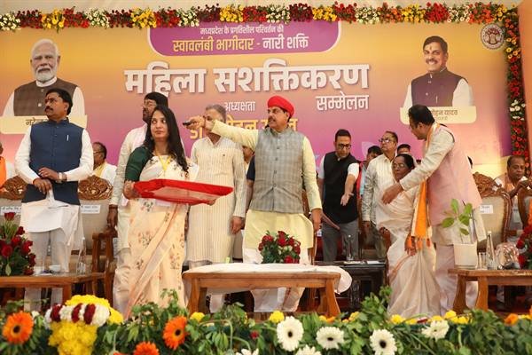 MP News : मुख्यमंत्री डॉ. मोहन यादव महिला सशक्तिकरण सम्मेलन में हुए शामिल, बोले- हमारे मध्यप्रदेश में जन्म से लेकर आजीवन पूजी जाती हैं बेटियां