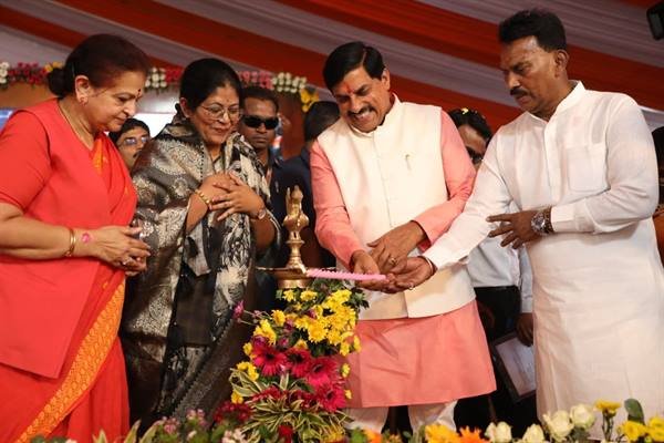 MP News : मुख्यमंत्री डॉ. मोहन यादव नेपानगर में जनजातीय सम्मेलन में हुए शामिल, 363.82 करोड़ के 127 विकास कार्यों की दी सौगात