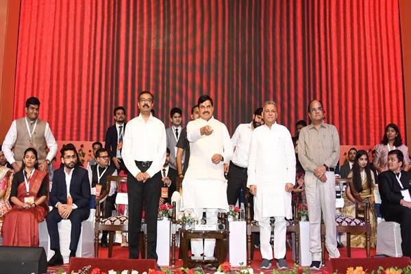 MP News : सीएम डॉ. मोहन यादव ने “मध्यप्रदेश की प्रतिभाओं का परचम” पुस्तिका का किया लोकार्पण, यूपीएससी-2025 चयनित अभ्यर्थियों से किया संवाद