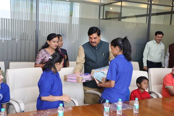 MP News : मुख्यमंत्री डॉ. मोहन यादव ने दिव्यांग बच्चों के साथ मनाया अपना जन्मदिन, बच्चों को दिये उपहार