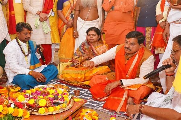 MP News : मुख्यमंत्री डॉ. मोहन यादव सहस्त्र चंडी महायज्ञ में सपत्नीक हुए शामिल, कहा- सनातन संस्कृति में यज्ञ का महत्व सर्वश्रेष्ठ है