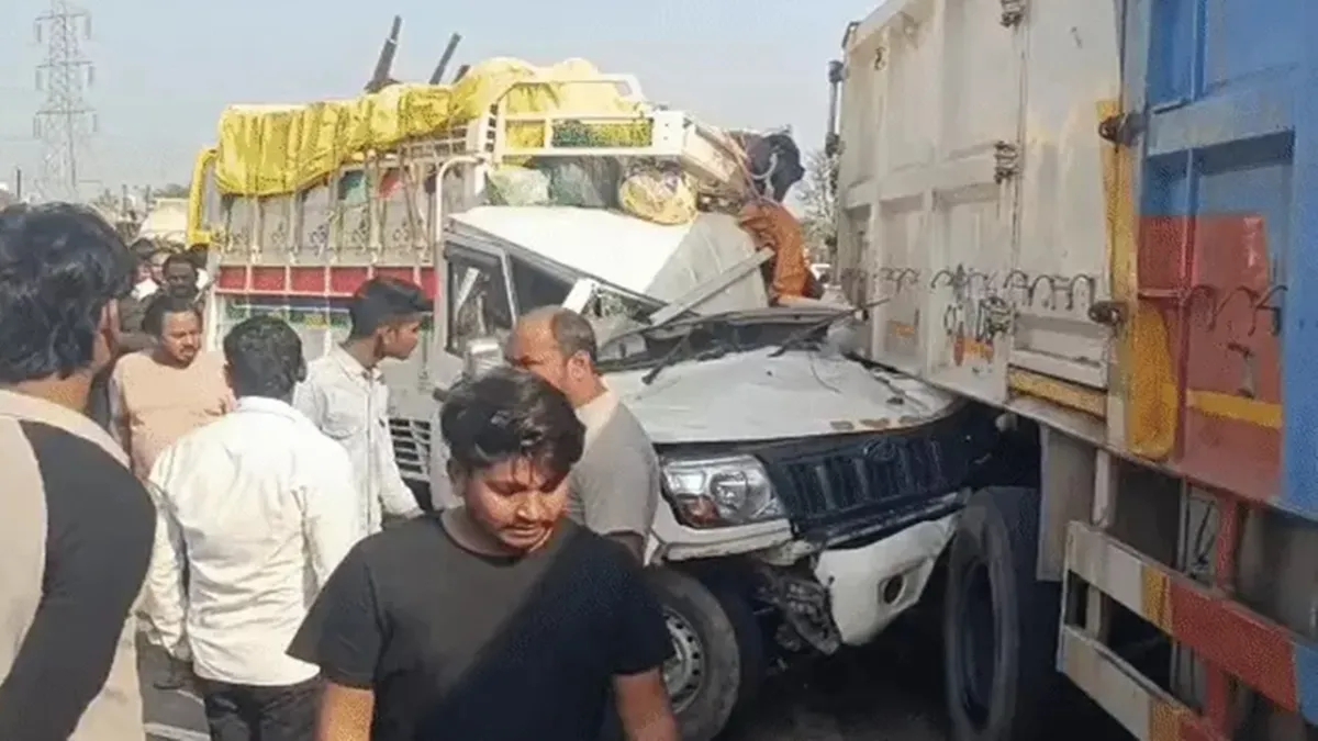 UP Accident : पिकअप और ट्रेलर की जोरदार टक्कर, 8 लोगों की मौत, 10 से अधिक घायल