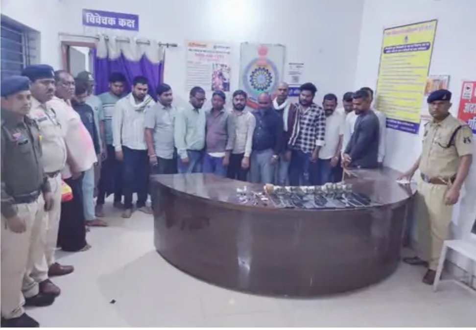 CG Crime: कृष्णा वाटिका रिसॉर्ट में चल रहा था जुआ, पुलिस रेड में 16 गिरफ्तार, 3.59 लाख नकद और 22 मोबाइल जब्त