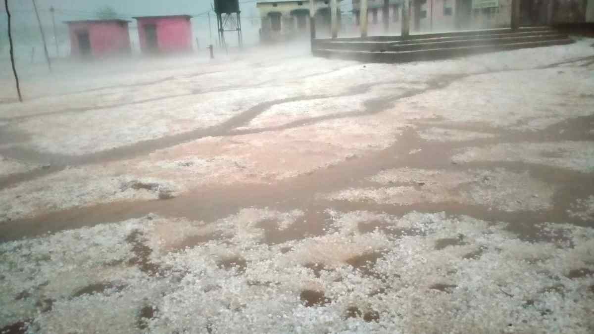 CG Weather Update: छत्तीसगढ़ में बदला मौसम का मिजाज, धमतरी-गरियाबंद में गिरे ओले, सरगुजा के कई इलाकों में बारिश