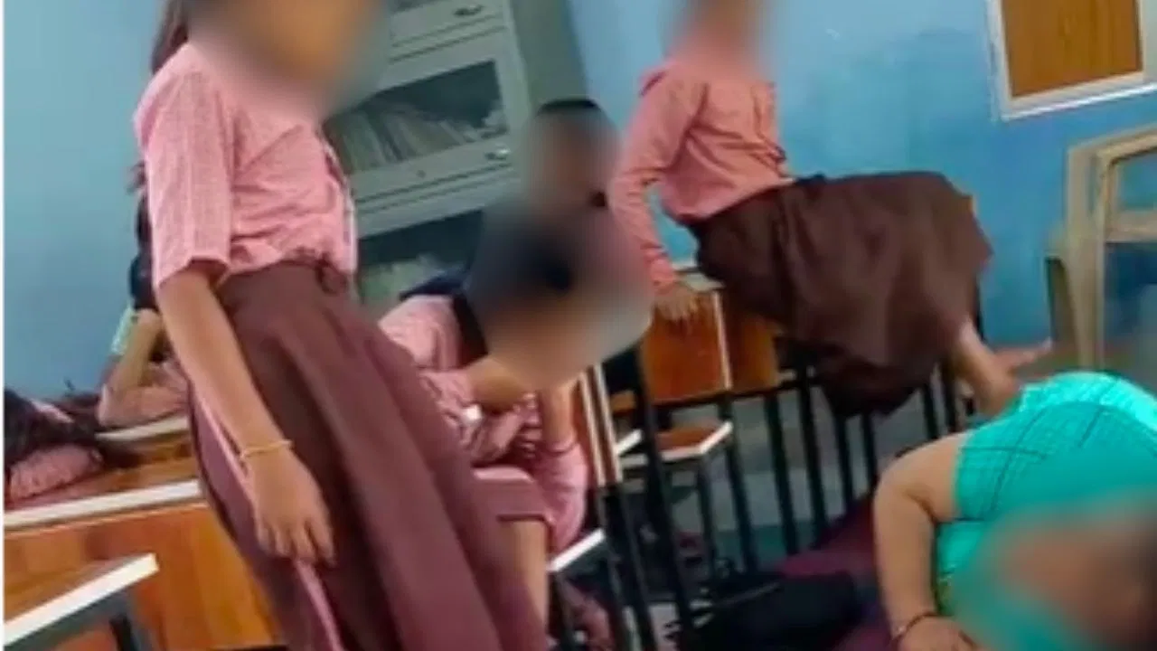 UP News : स्कूल में छात्राओं से मसाज कराना पड़ा भारी, वीडियो वायरल होते ही प्रधानाध्यापिका निलंबित