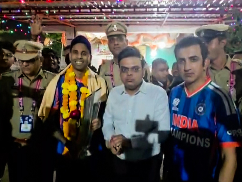 Gautam Gambhir - Kirti Azad: टी20 विश्व कप जीत के बाद ट्रॉफी मंदिर ले जाने पर विवाद, कीर्ति आजाद के बयान पर हेड कोच गौतम गंभीर का करारा जवाब, भज्जी भी आए सपोर्ट में 2 image 27
