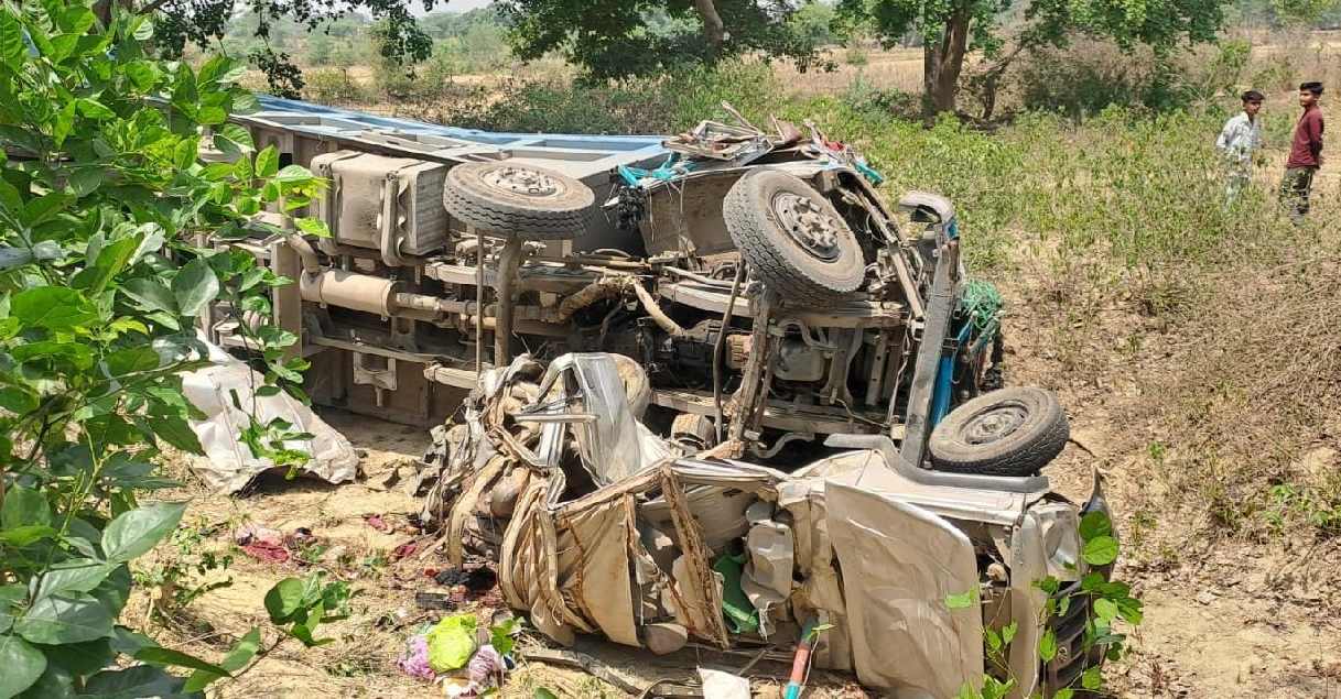 UP Accident: The joy of tonsure turned into mourning in an instant, as a dumper-Bolero collided in Unnao, killing six. UP Accident: The joy of tonsure turned into mourning in an instant, as a dumper-Bolero collided in Unnao, killing six.