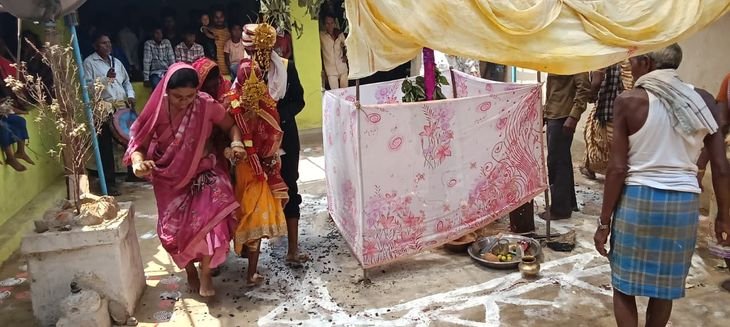 CG News: Unique wedding in Raigarh, bride and groom started a new life by walking on burning coals.