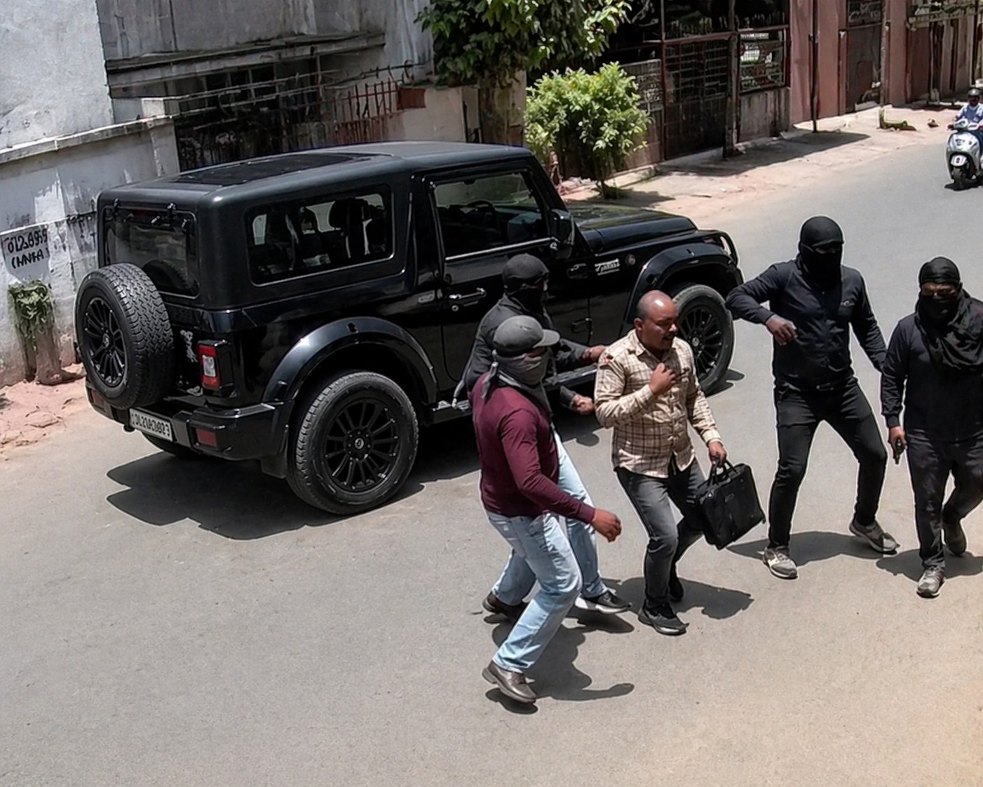 Raipur City Crime: Daylight robbery, miscreants riding Thar snatched cash from businessman, fled with 1 lakh Raipur City Crime: Daylight robbery, miscreants riding Thar snatched cash from businessman, fled with 1 lakh
