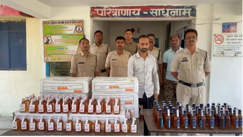 CG Crime: सरकारी शराब दुकान का सुपरवाइजर अवैध शराब तस्करी करते गिरफ्तार, निजी कार से ले जा रहा था कई ब्रांड्स की सरकारी शराब