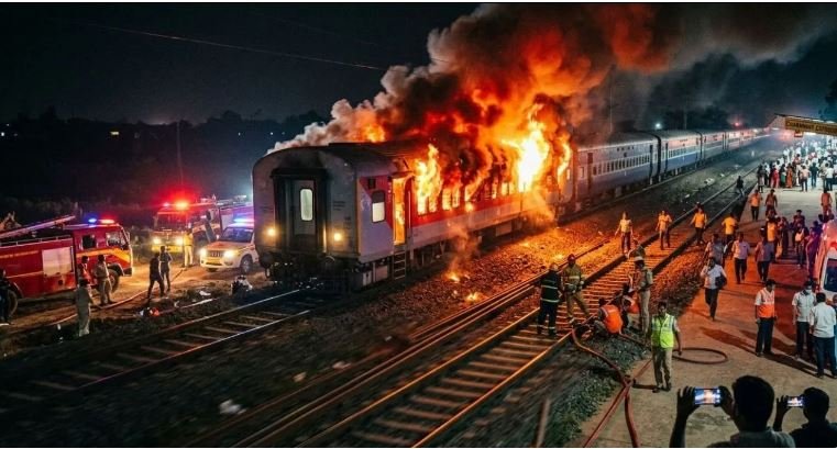 Charminar Express Fire: हैदराबाद से चेन्नई जा रही चारमीनार एक्सप्रेस में लगी भीषण आग, दहशत में कोच से कूदे यात्री, मौके पर फायर ब्रिगेड मौजूद 2 Charminar Express Fire At Aler Railway Station Telangana