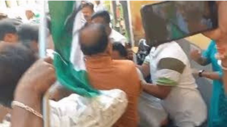 Bengal Elections: अधीर रंजन चौधरी के प्रचार में हंगामा, कांग्रेस-TMC कार्यकर्ताओं में जमकर हाथापाई Bengal Elections: अधीर रंजन चौधरी के प्रचार में हंगामा, कांग्रेस-TMC कार्यकर्ताओं में जमकर हाथापाई