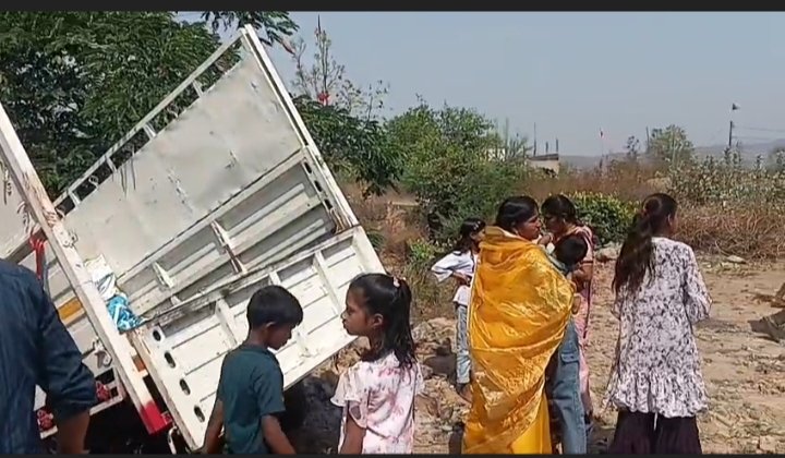 CG Accident: Pickup returning from Madwarani collides with tree, 9 devotees injured, innocent child's condition critical