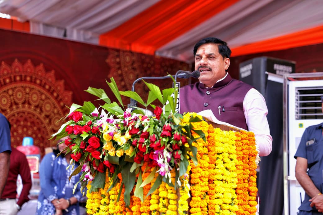 MP News : मुख्यमंत्री डॉ. मोहन यादव ने सामूहिक विवाह सम्मेलन में 23 जोड़ों को दिया आशीर्वाद, कहा- सामूहिक विवाह सामाजिक सद्भाव को बढ़ावा देने का अनुकरणीय माध्यम MP News : मुख्यमंत्री डॉ. मोहन यादव ने सामूहिक विवाह सम्मेलन में 23 जोड़ों को दिया आशीर्वाद, कहा- सामूहिक विवाह सामाजिक सद्भाव को बढ़ावा देने का अनुकरणीय माध्यम