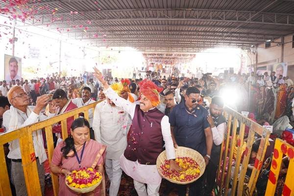 MP News : अक्षय तृतीया के अवसर पर CM डॉ. मोहन यादव ने नव-दंपत्तियों पर पुष्पवर्षा कर दिया आशीर्वाद, मुख्यमंत्री कन्यादान योजना के तहत 400 जोड़े परिणय सूत्र में बंधे