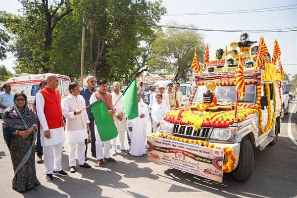 MP News : पारिवारिक संस्कृति व प्रेम, शांति, सद्भावना रथ को मुख्यमंत्री डॉ. मोहन यादव ने दिखाई हरी झण्डी, एक वर्ष तक चलेगा जन जागरण अभियान
