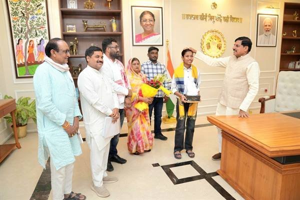 MP News : सीएम डॉ. मोहन यादव ने 10वीं बोर्ड टॉपर कु. प्रतिभा सोलंकी को दी बधाई, एक लाख रुपये प्रोत्साहन राशि का ऐलान; मुख्यमंत्री निवास पर किया सम्मानित