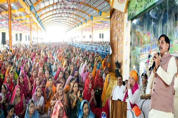 MP : मुख्यमंत्री मोहन डॉ. यादव पं. कमल किशोर नागर द्वारा प्रस्तुत श्रीमद्भगवत् कथा में हुए शामिल, कहा- राज्य सरकार धर्म-संस्कृति की धारा को प्रवहमान बनाए रखने के लिए सतत् सक्रिय