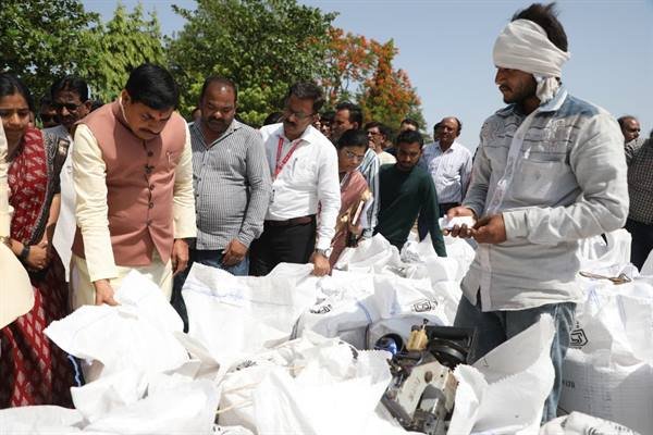 MP : अचानक कतरगांव में गेहूं खरीदी केंद्र पहुंचे मुख्यमंत्री डॉ. मोहन यादव, व्‍यवस्‍थाओं का लिया जायजा, किसानों से की बातचीत